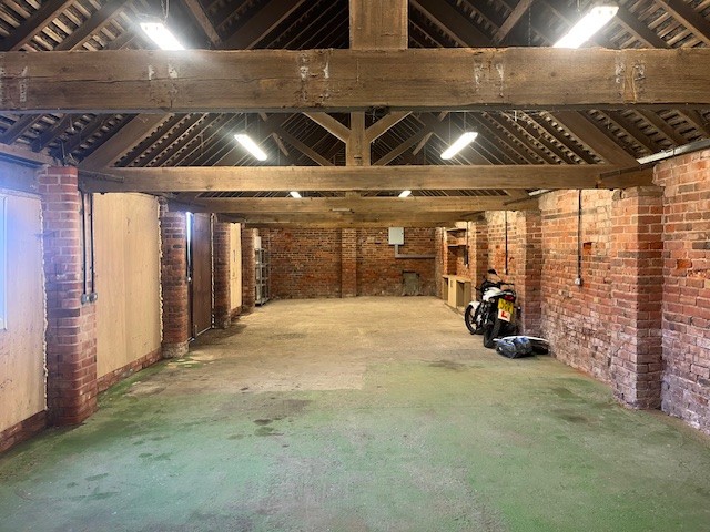 Industrial Unit in Tong - photo 2